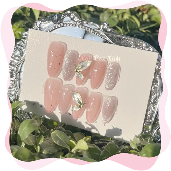 Nail box thiết kế đính đá bướm