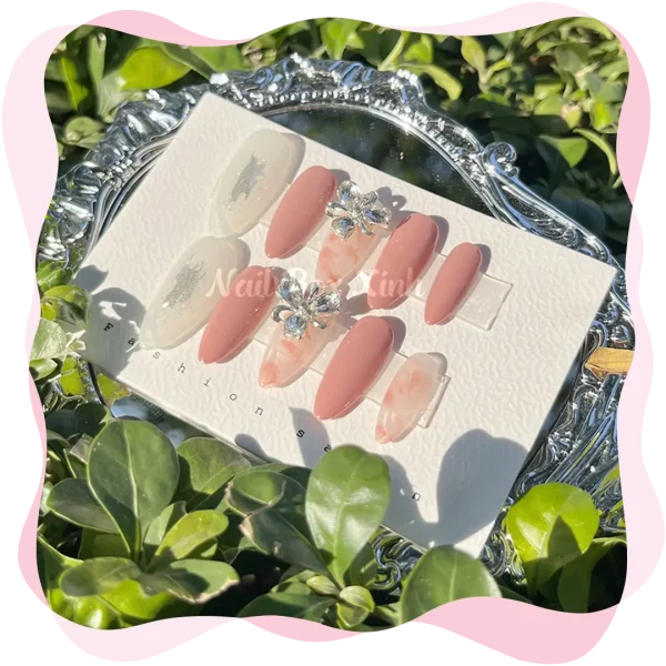 Nail box thiết kế đính đá hoa